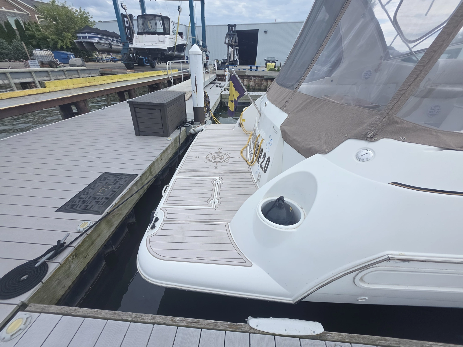 2001 Cruisers Yachts 3572