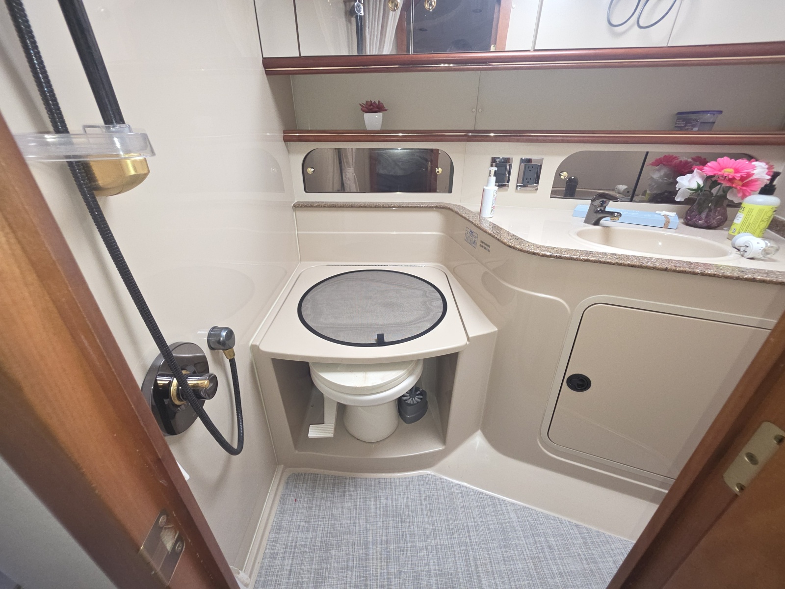 2001 Cruisers Yachts 3572