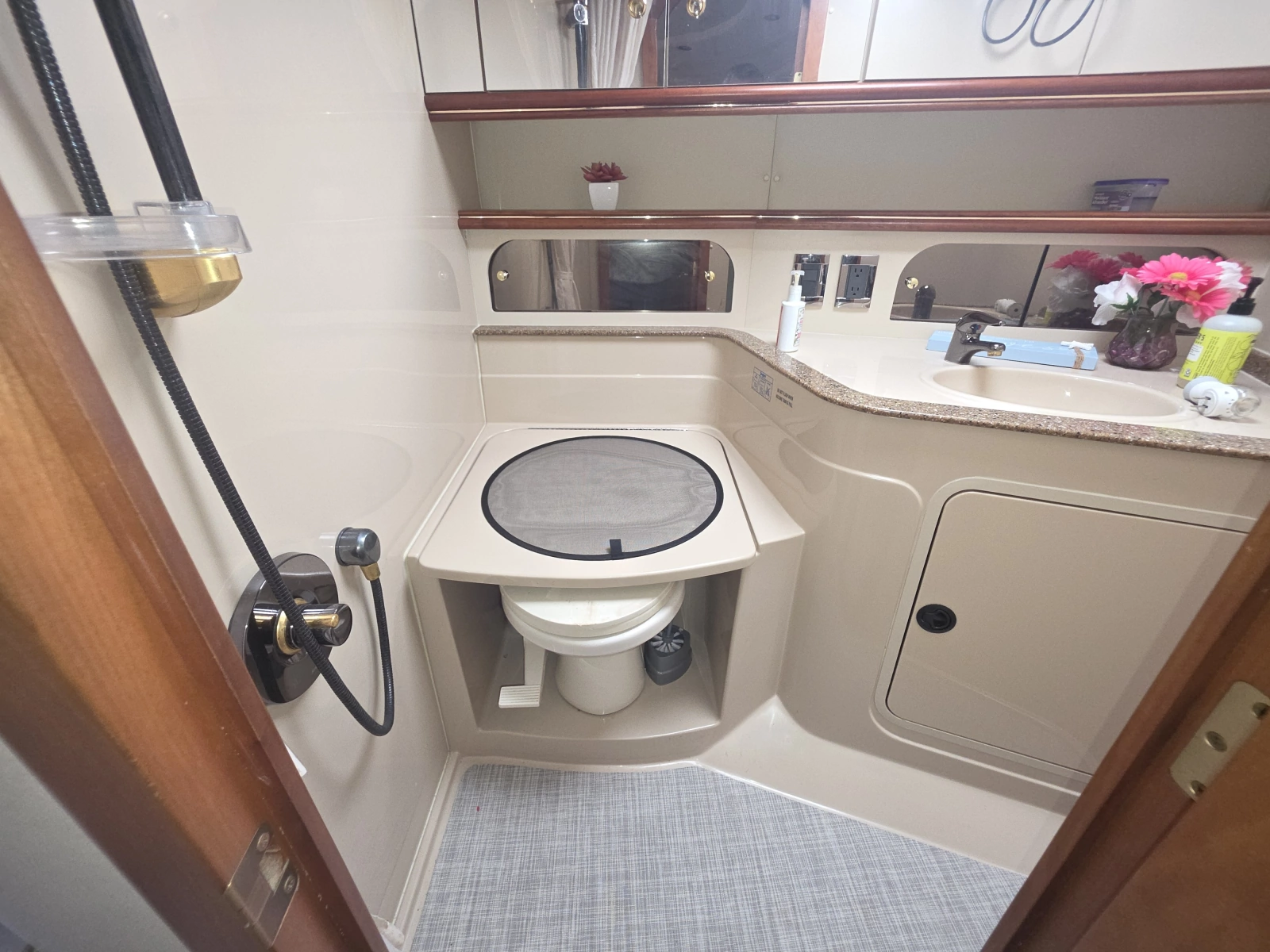 2001 Cruisers Yachts 3572