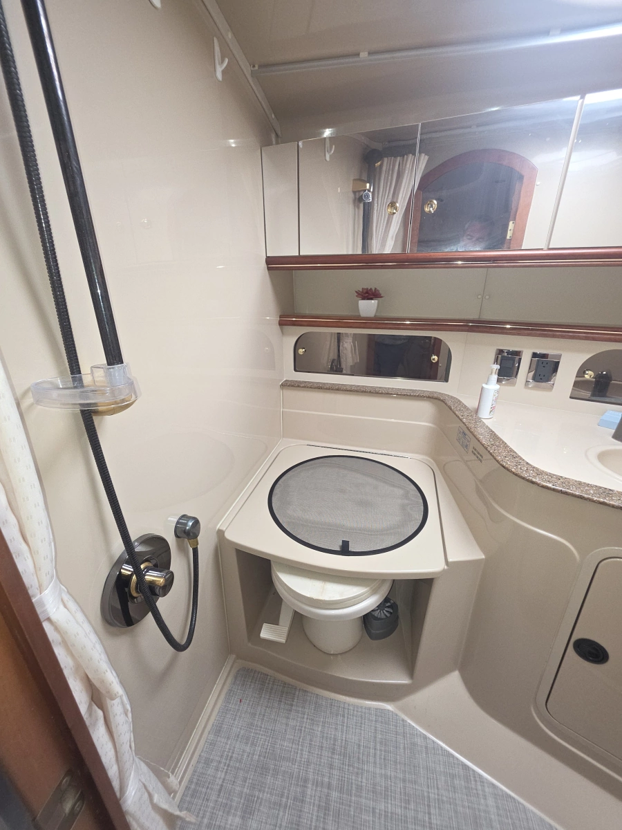 2001 Cruisers Yachts 3572