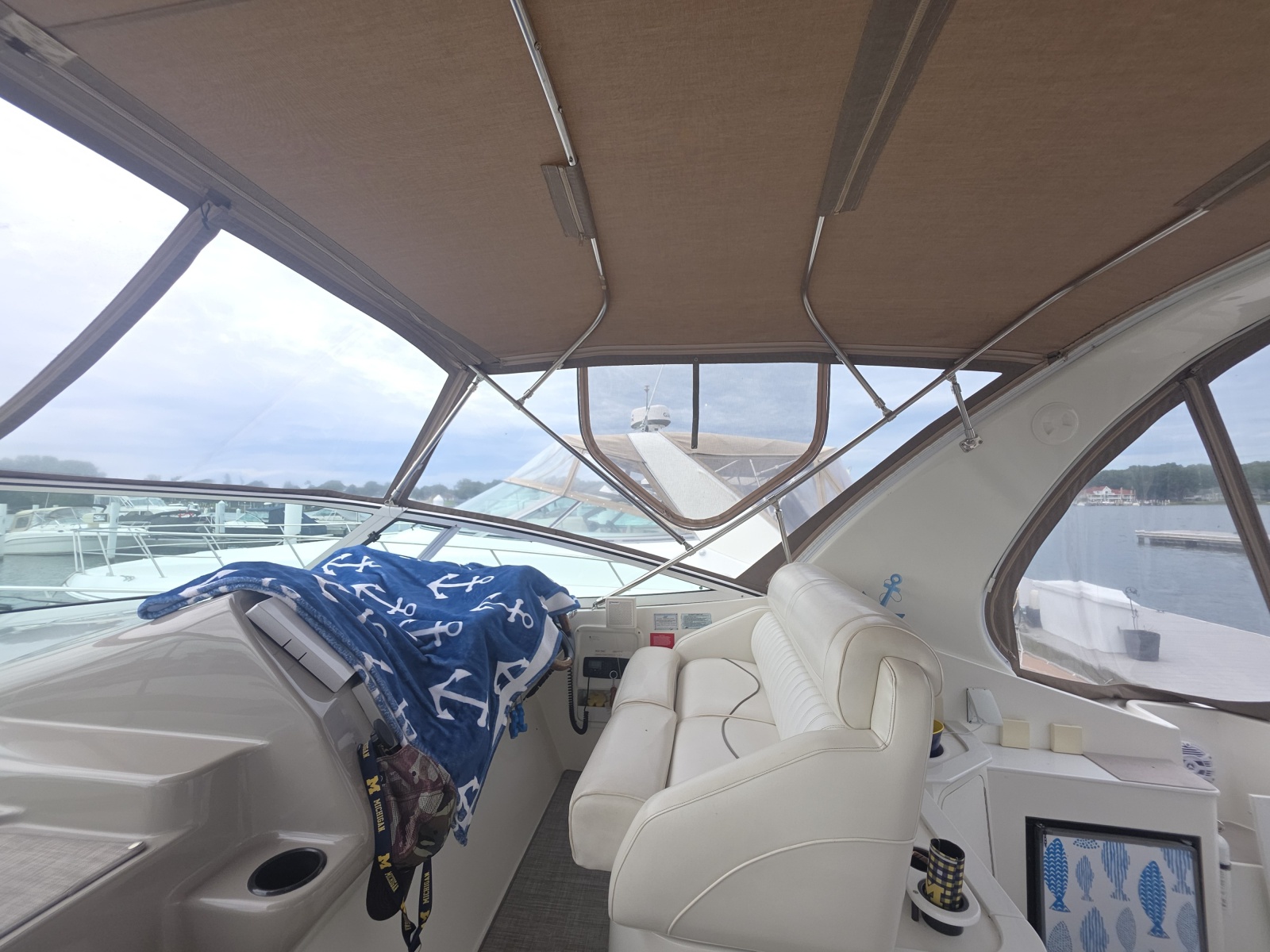2001 Cruisers Yachts 3572