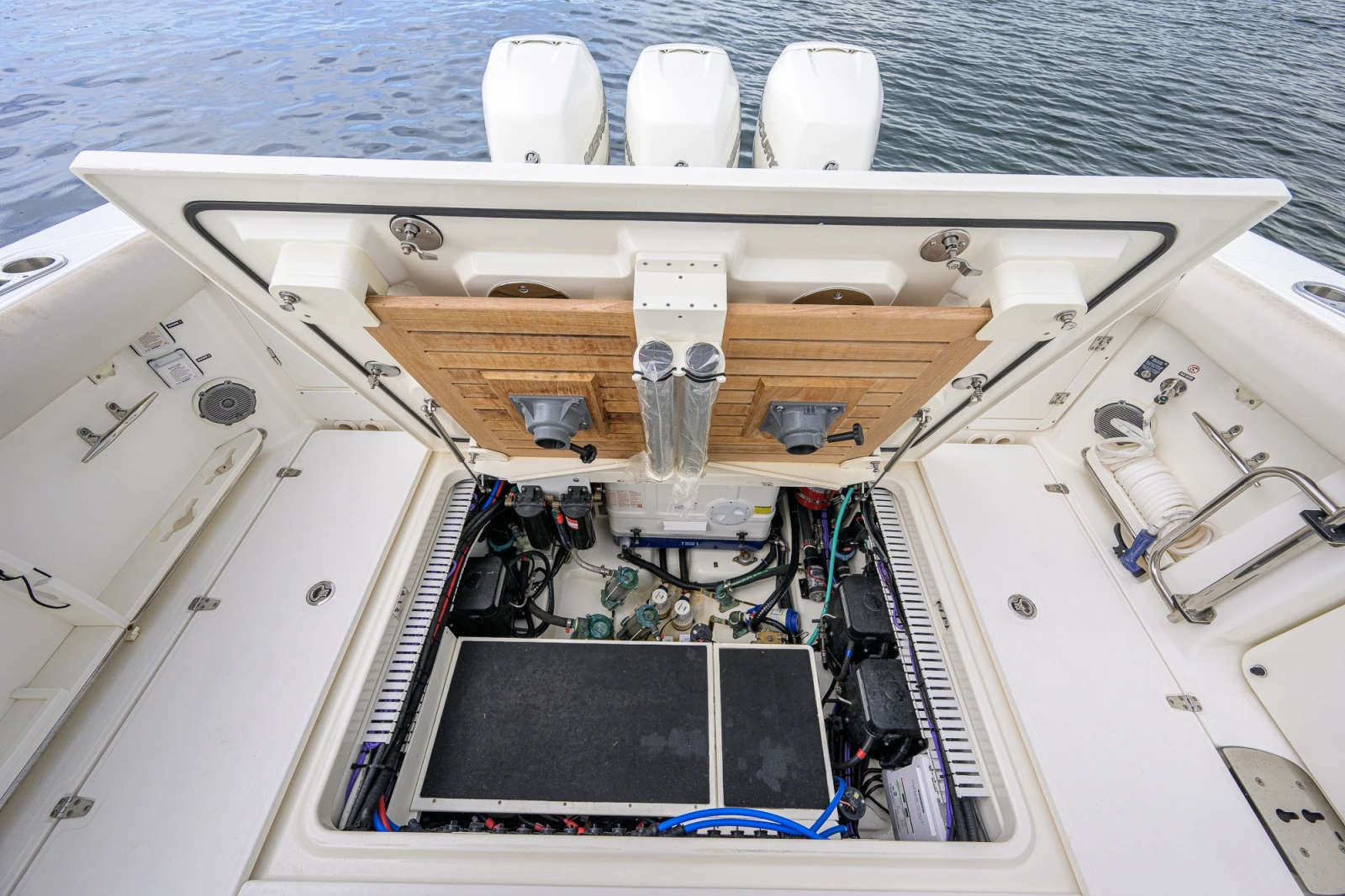 2018 Boston Whaler 380 Outrage