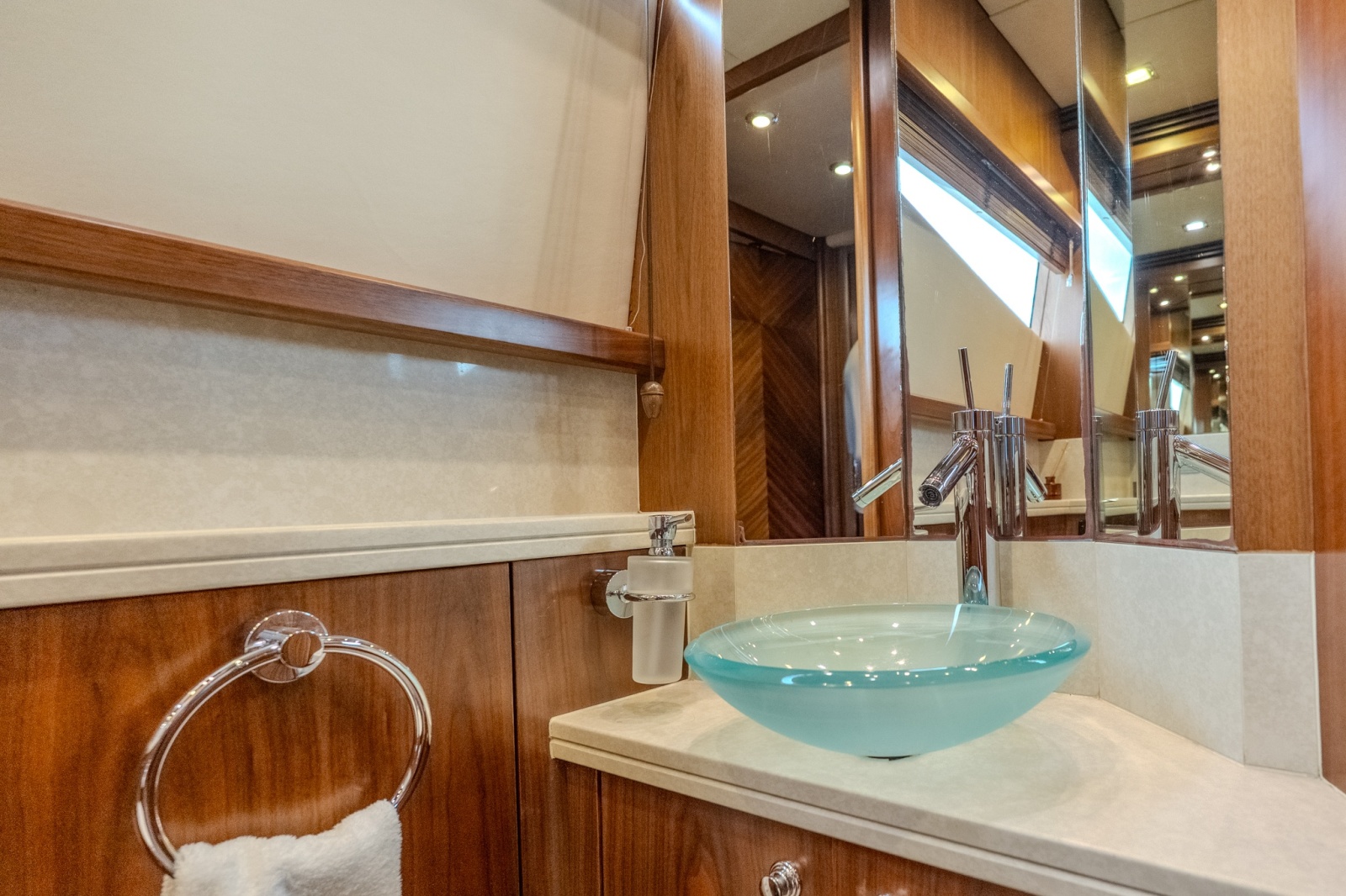 2004 Sunseeker 105 Yacht