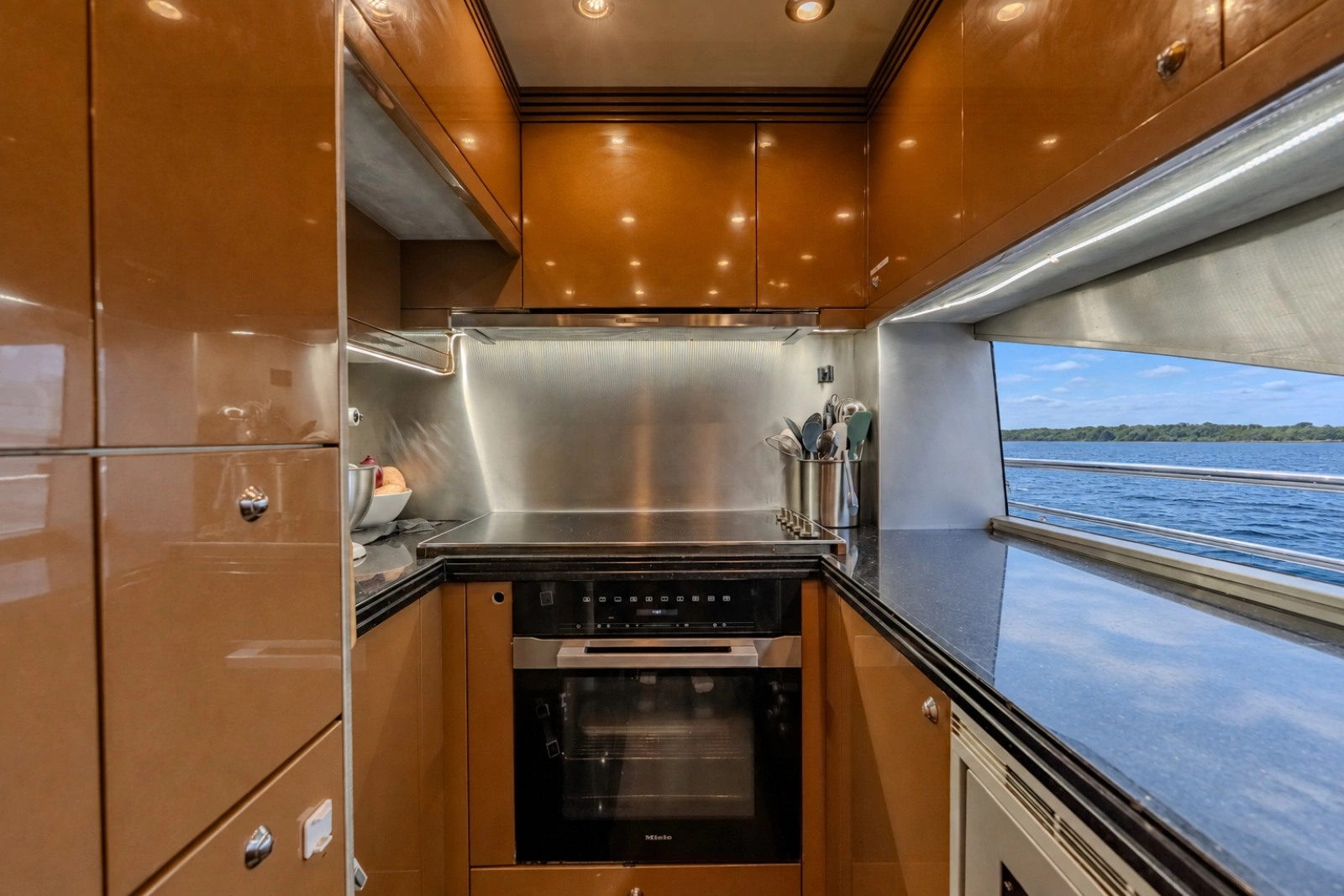 2004 Sunseeker 105 Yacht