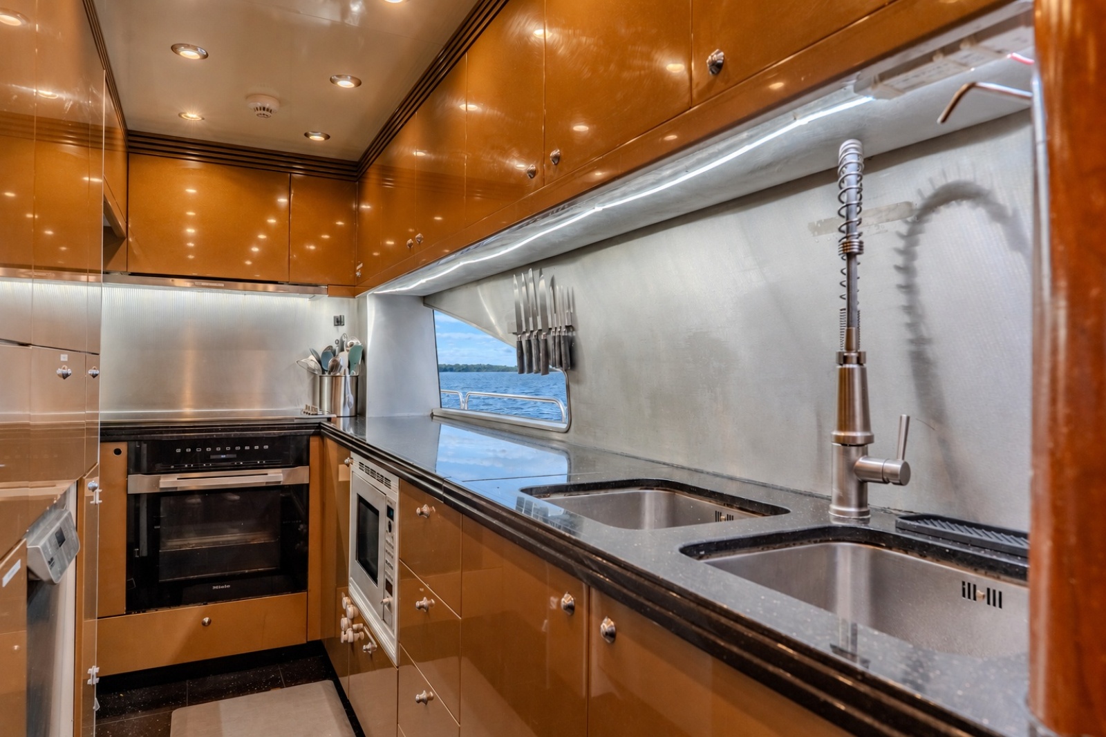 2004 Sunseeker 105 Yacht