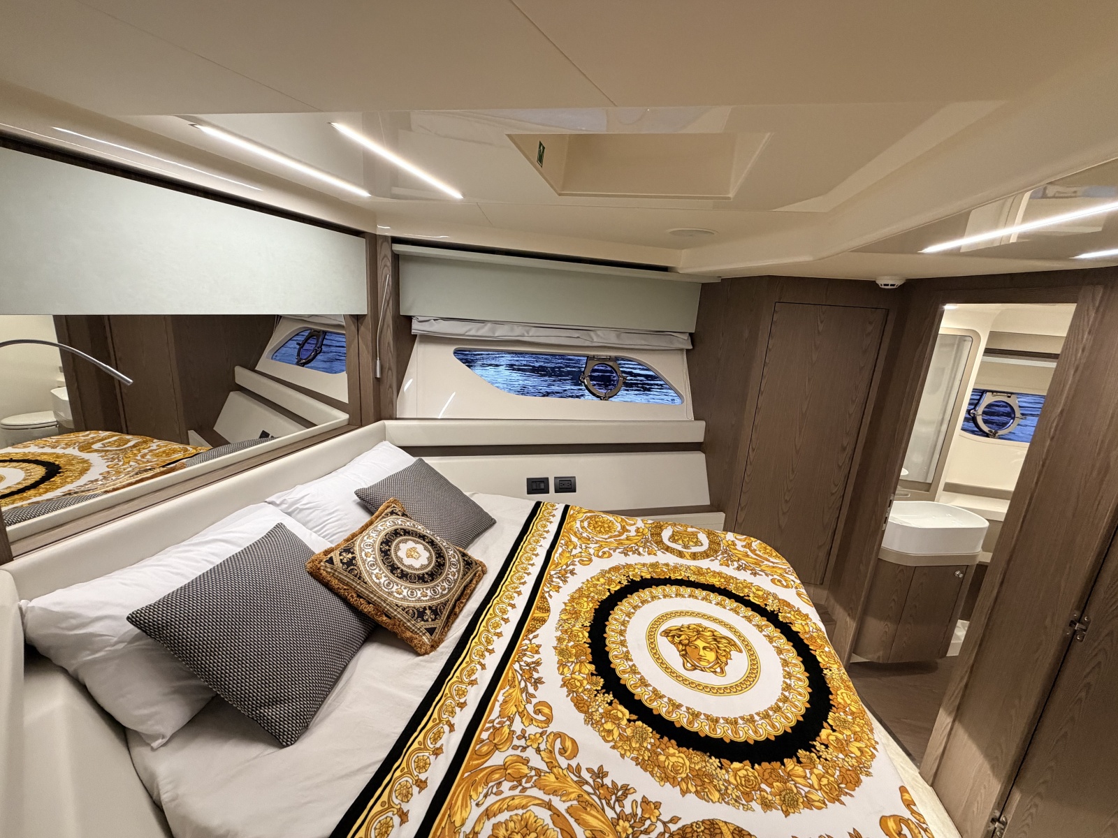 2020 Ferretti Yachts 550 Fly