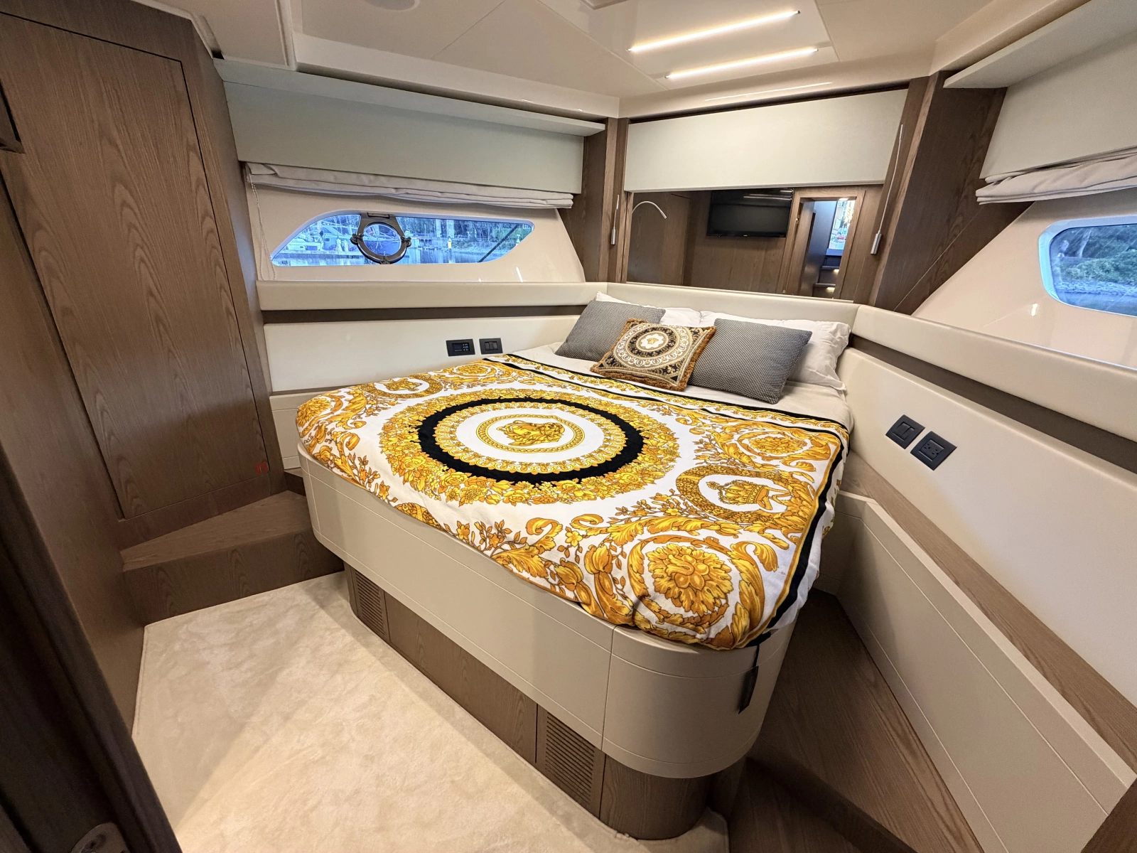 2020 Ferretti Yachts 550 Fly