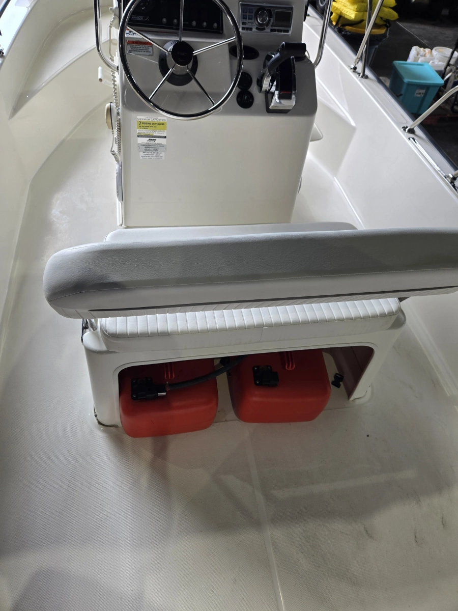 2010 Boston Whaler 170 Montauk
