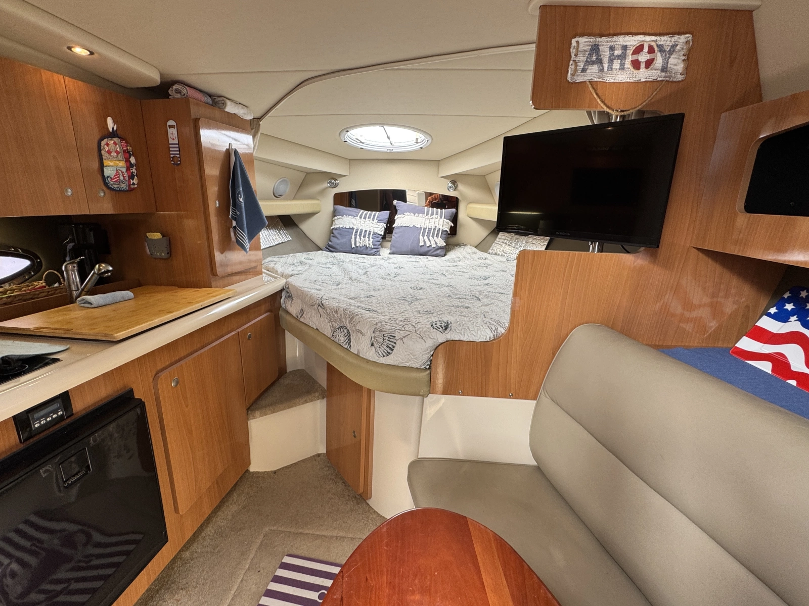 2007 Cruisers Yachts 