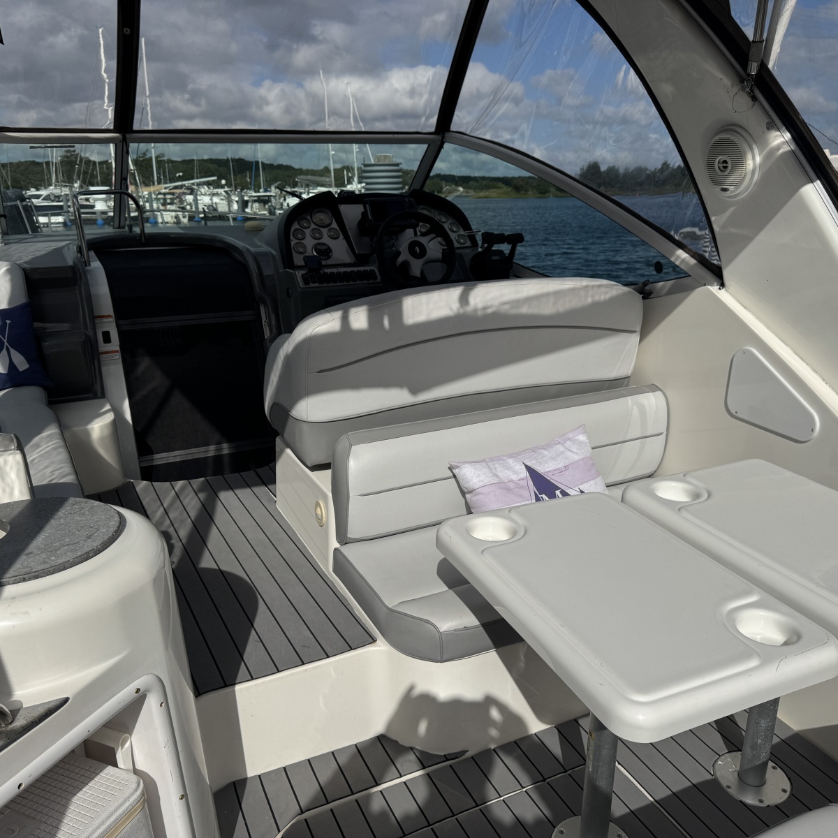 2007 Cruisers Yachts 