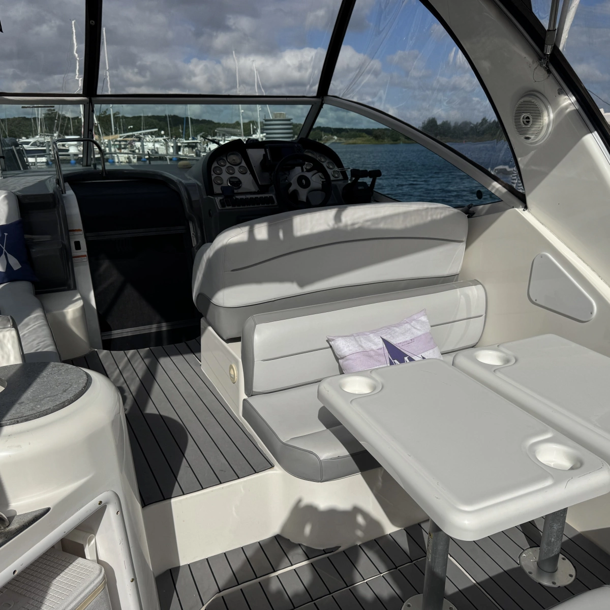 2007 Cruisers Yachts 