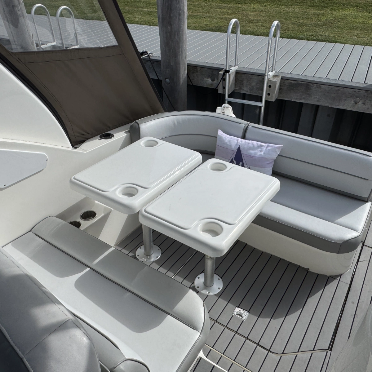 2007 Cruisers Yachts 