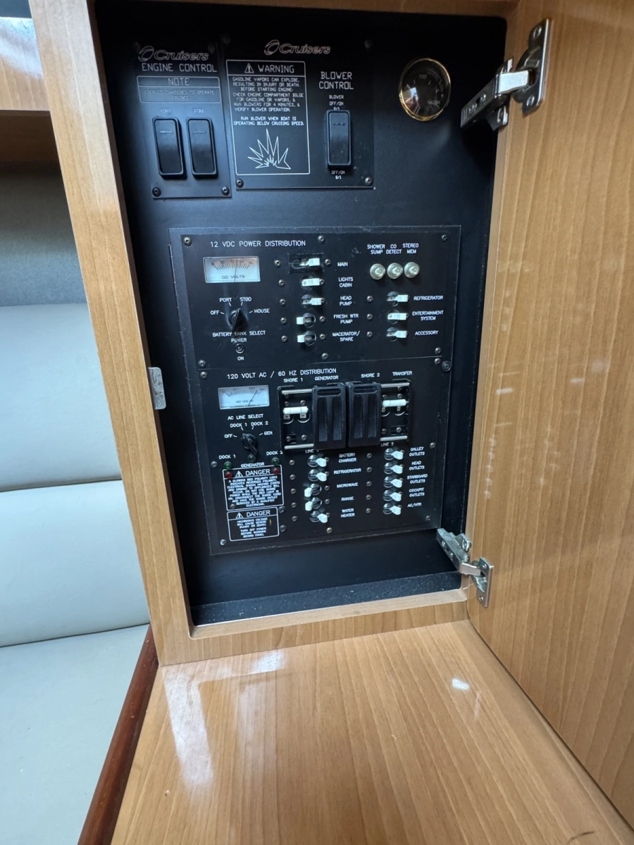 2007 Cruisers Yachts 