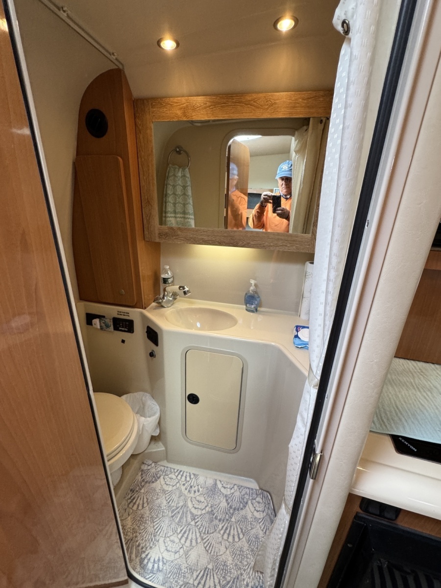 2007 Cruisers Yachts 