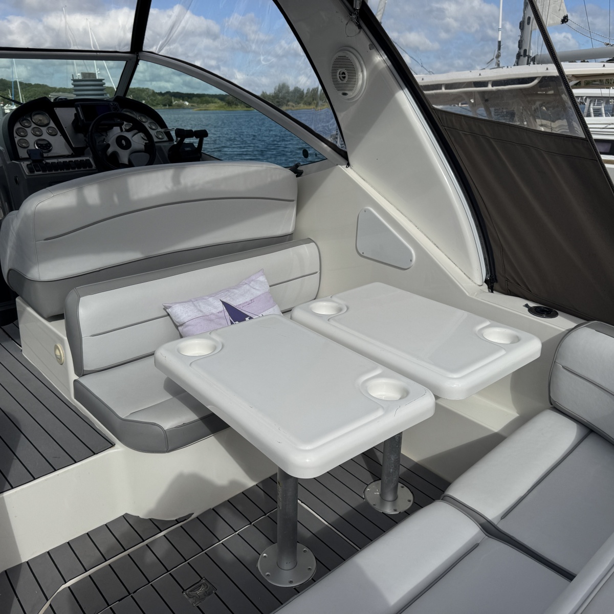 2007 Cruisers Yachts 