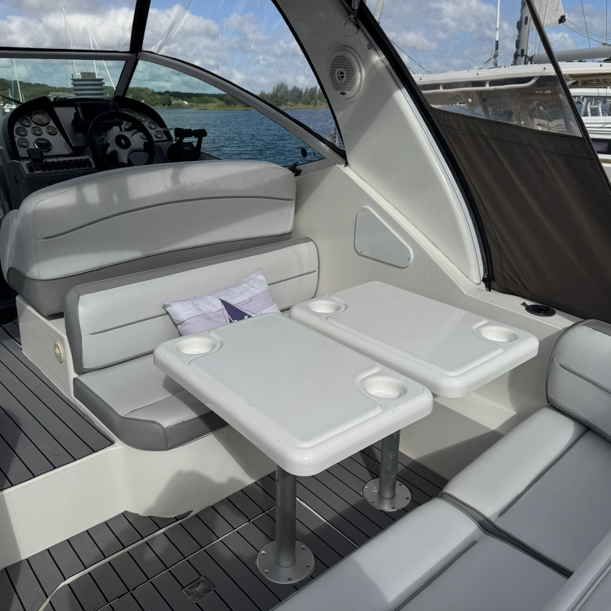 2007 Cruisers Yachts 