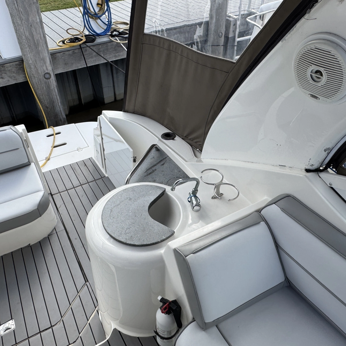 2007 Cruisers Yachts 