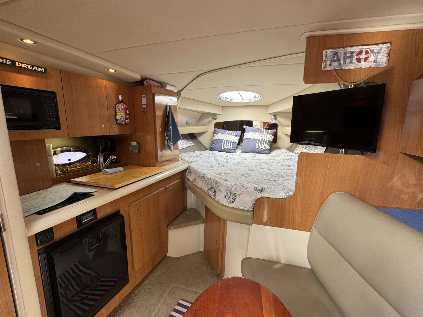 2007 Cruisers Yachts 