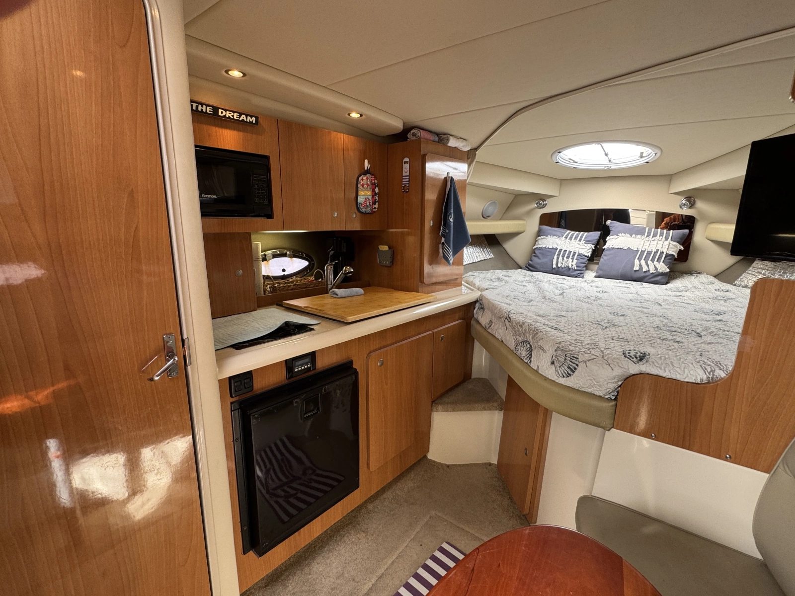2007 Cruisers Yachts 
