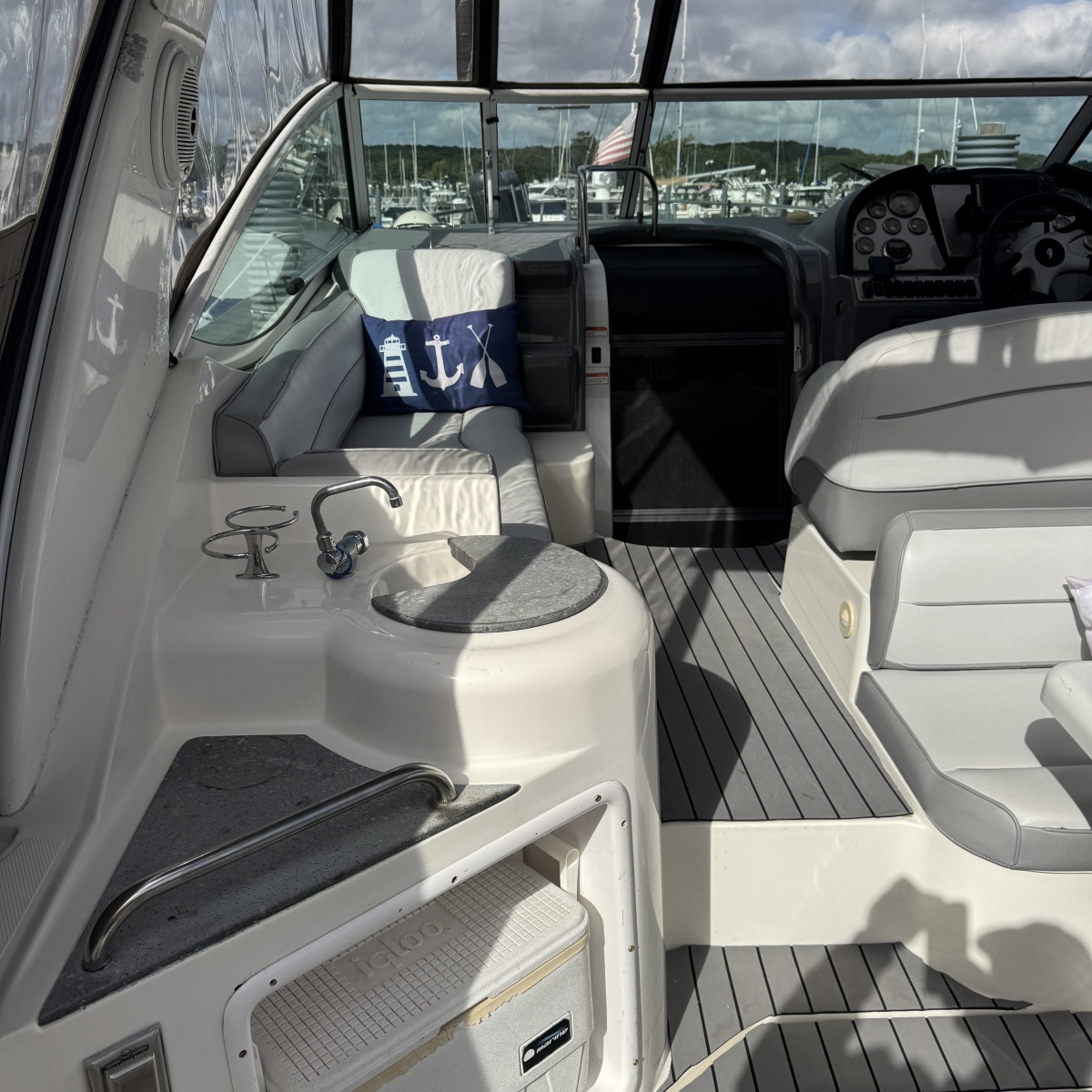 2007 Cruisers Yachts 