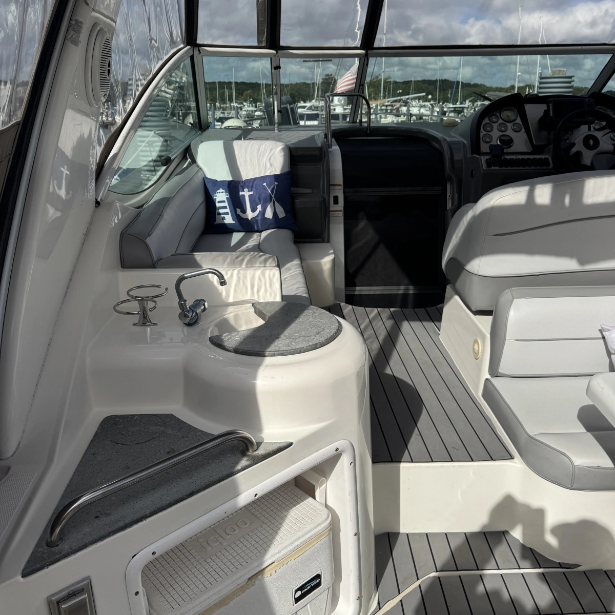 2007 Cruisers Yachts 