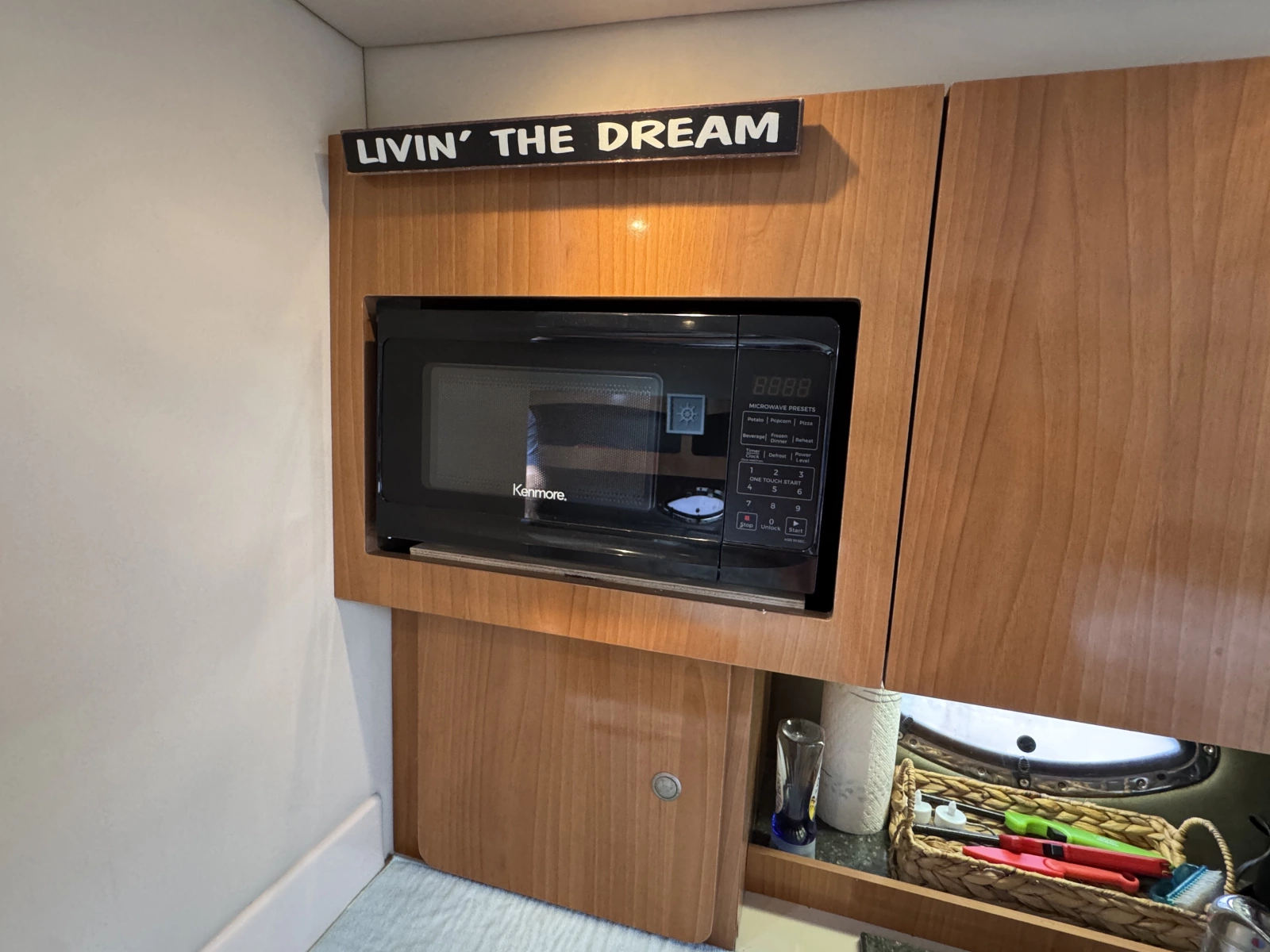 2007 Cruisers Yachts 