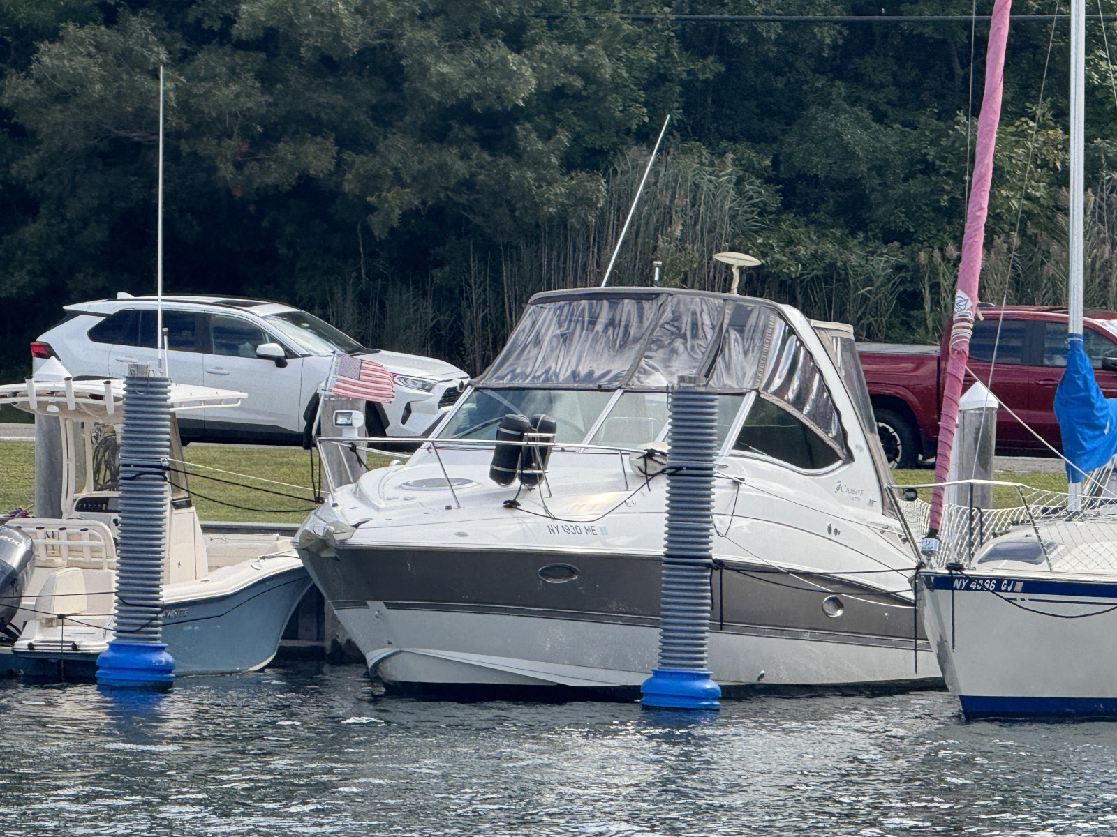 2007 Cruisers Yachts 
