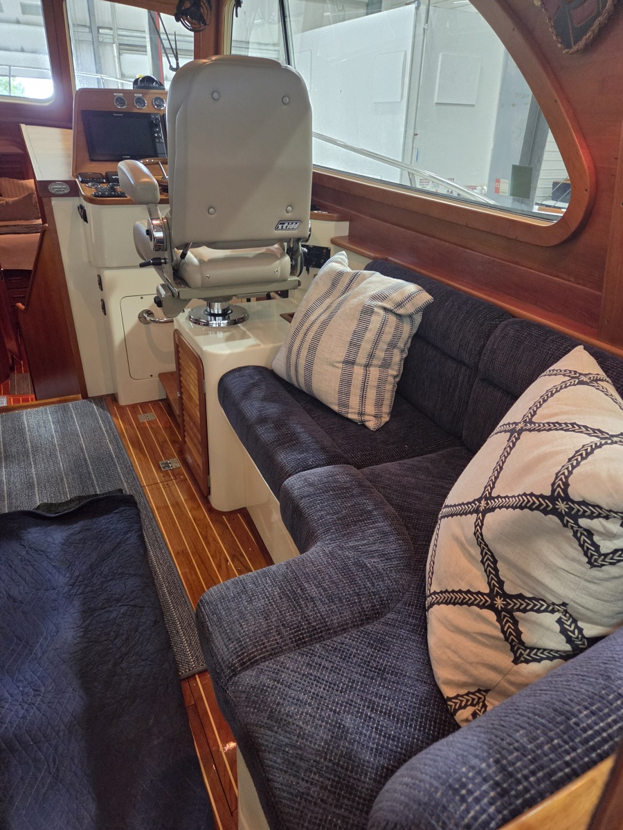 2009 Hinckley Talaria 44