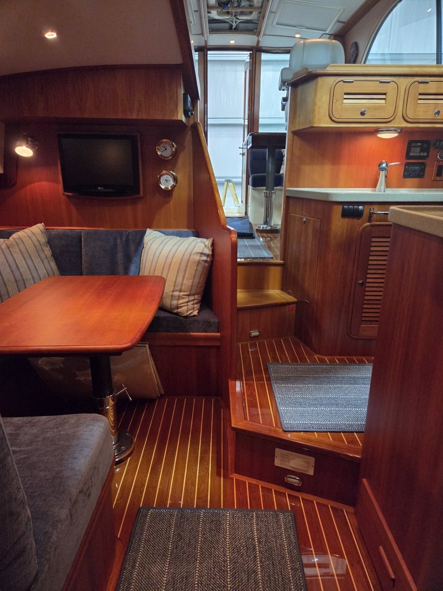2009 Hinckley Talaria 44