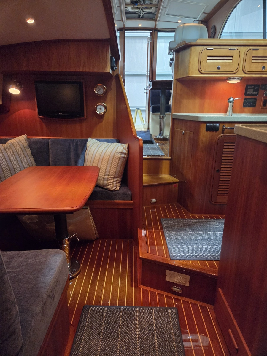 2009 Hinckley Talaria 44