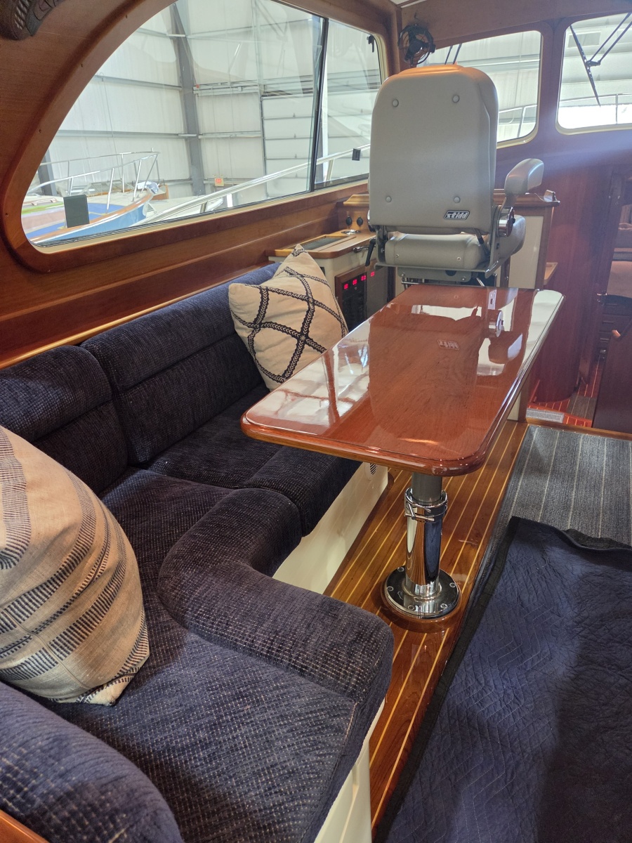 2009 Hinckley Talaria 44