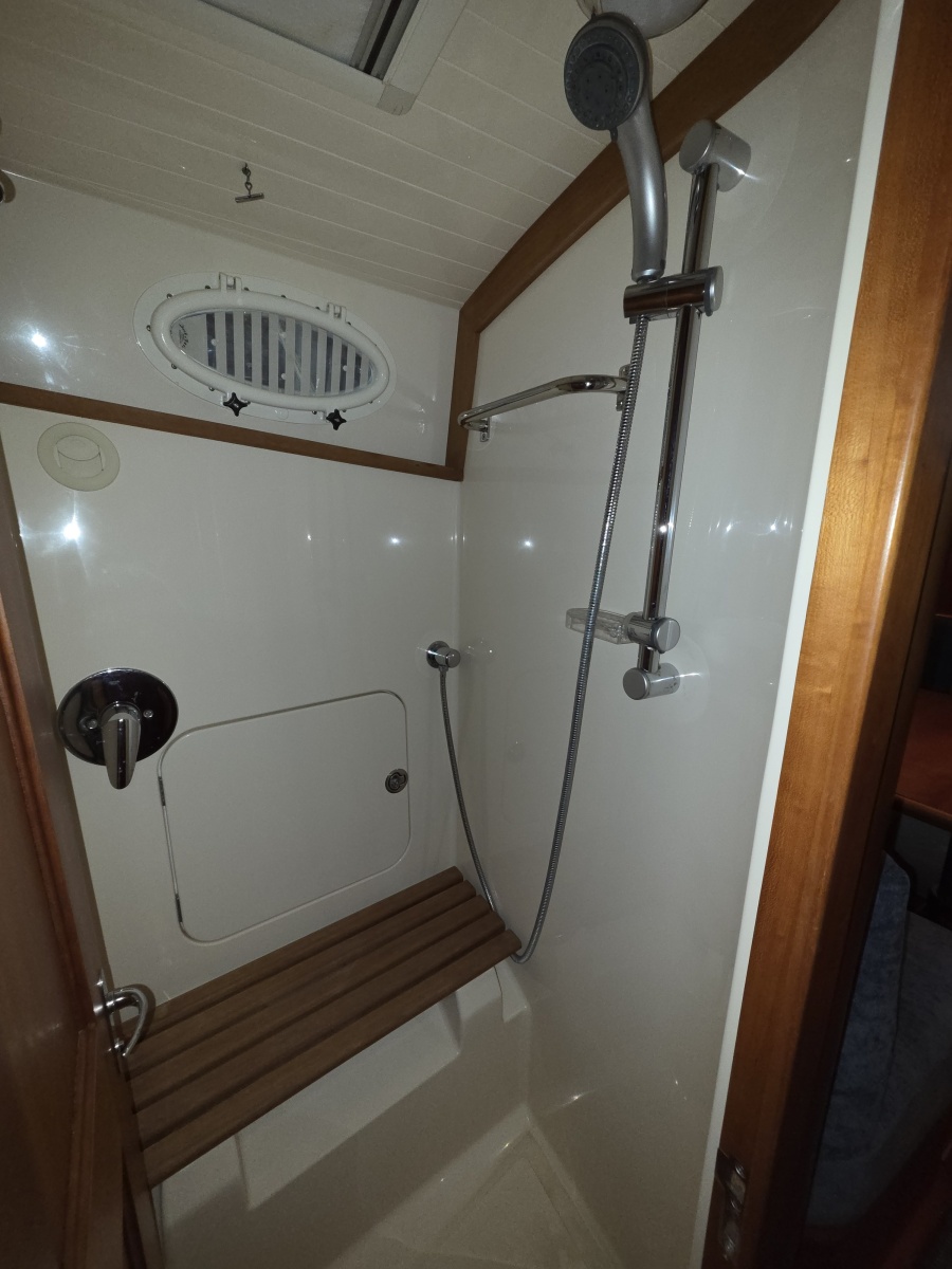 2009 Hinckley Talaria 44