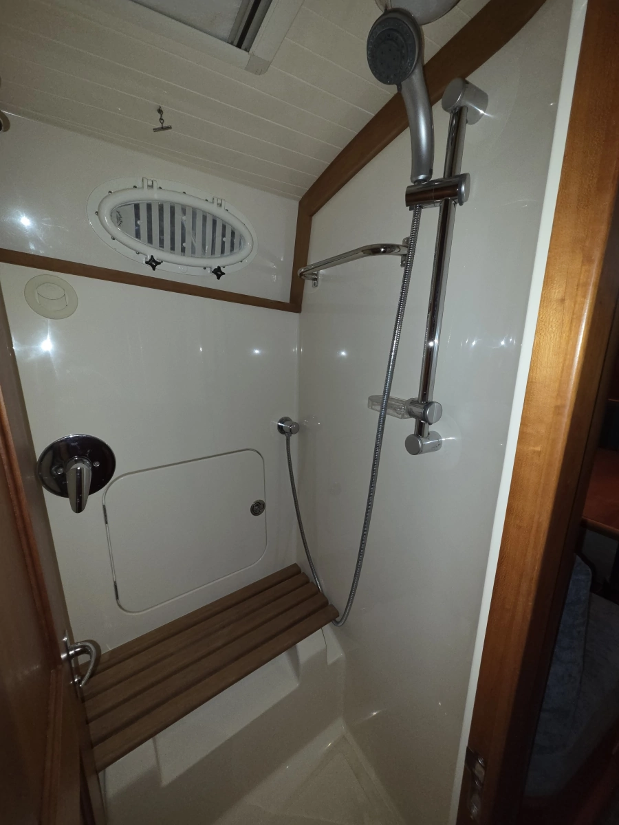 2009 Hinckley Talaria 44