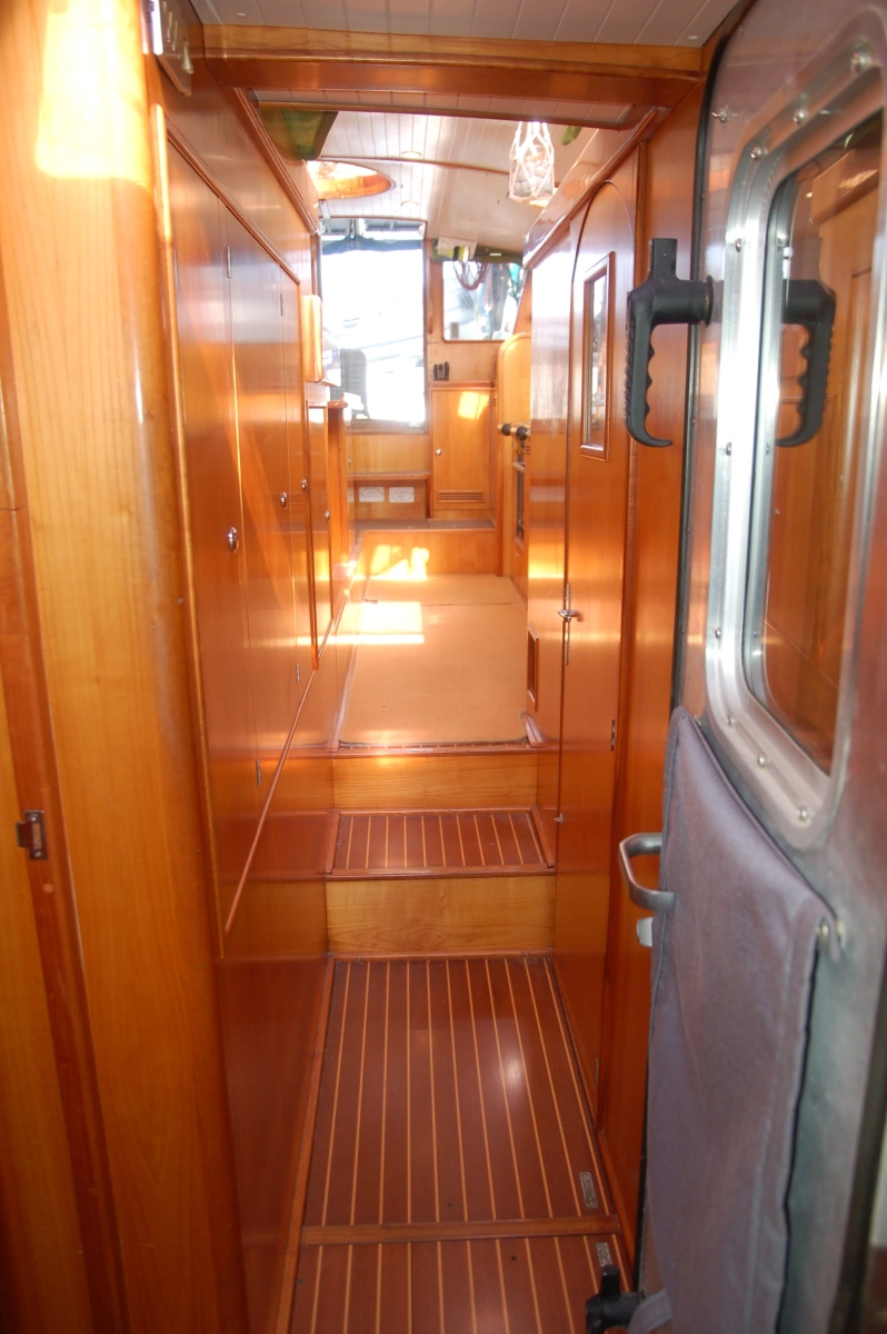 2000 Garcia Passoa 48 Raised Salon