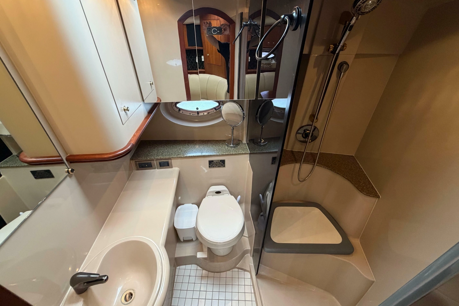 2001 Cruisers Yachts 3672 Express
