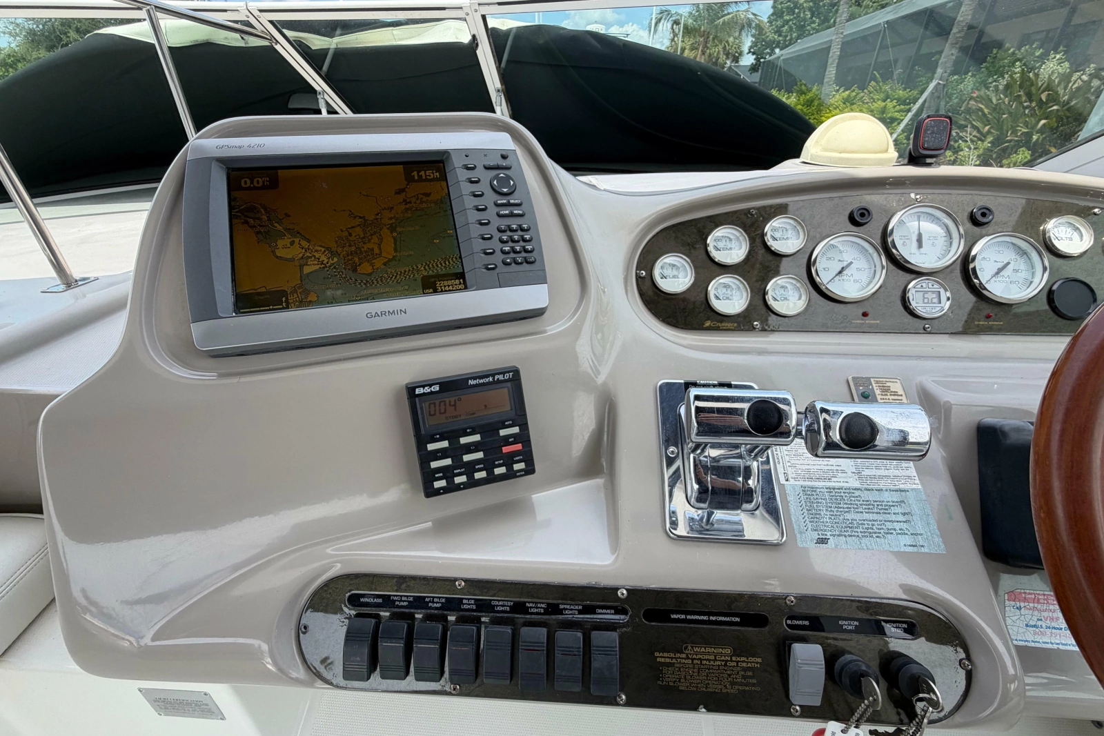 2001 Cruisers Yachts 3672 Express