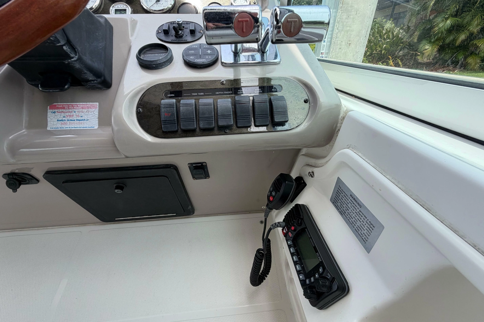 2001 Cruisers Yachts 3672 Express