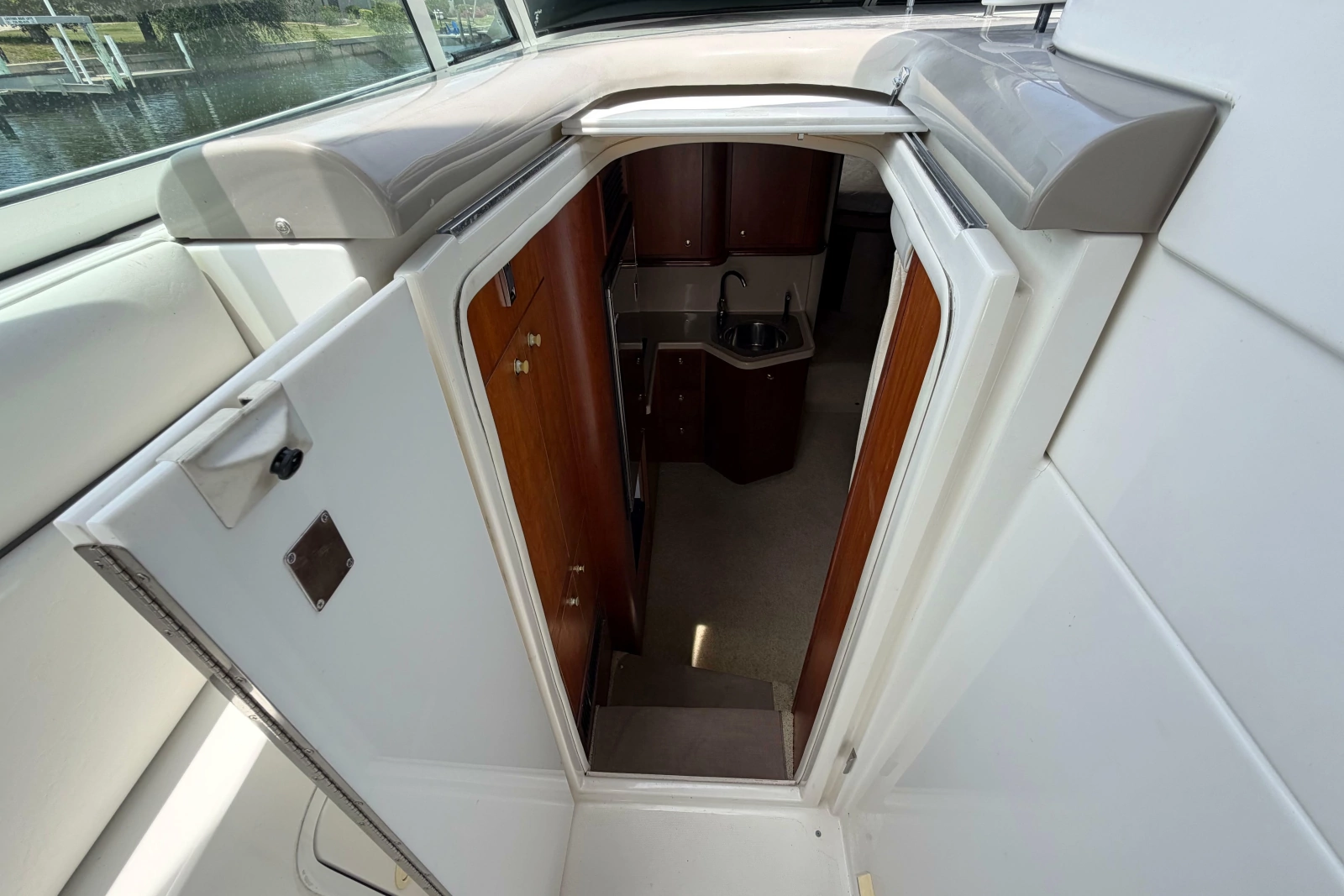 2001 Cruisers Yachts 3672 Express