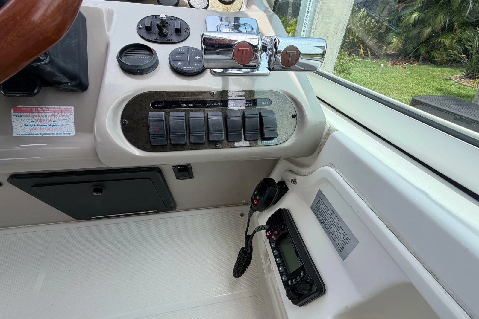 2001 Cruisers Yachts 3672 Express