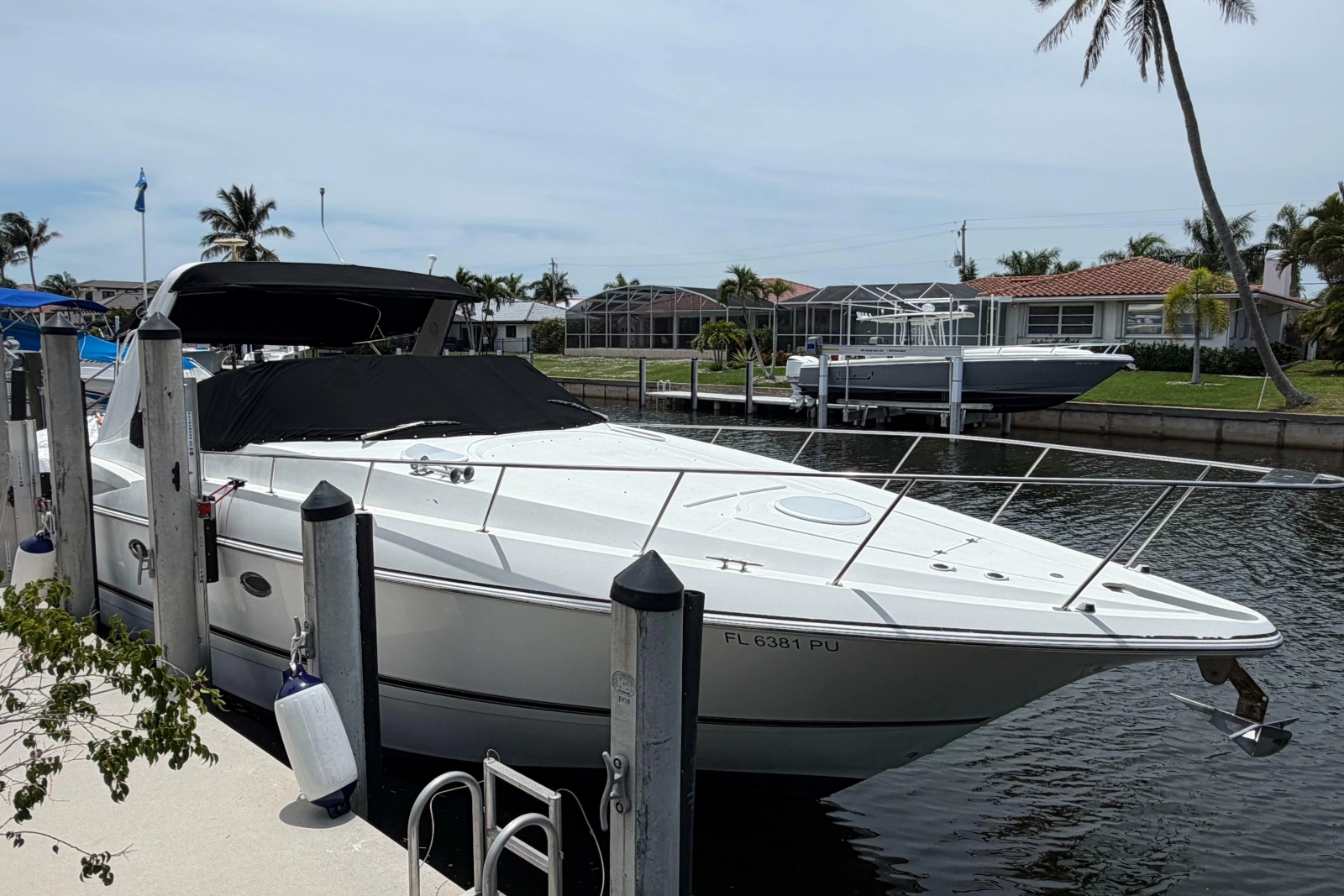 2001 Cruisers Yachts 3672 Express
