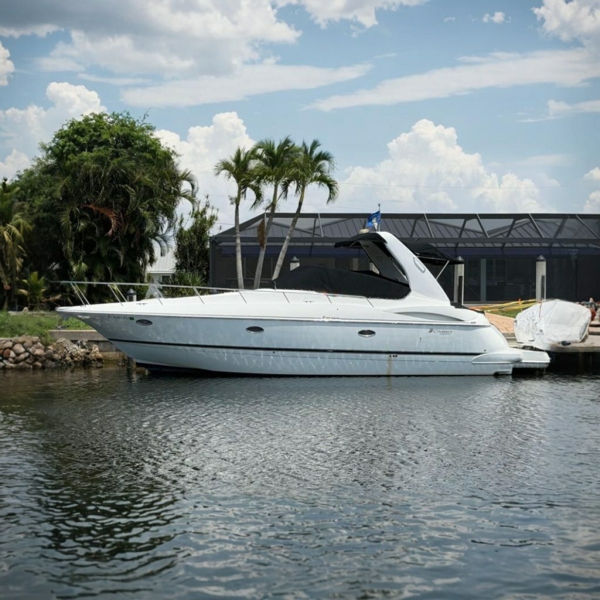 2001 Cruisers Yachts 3672 Express