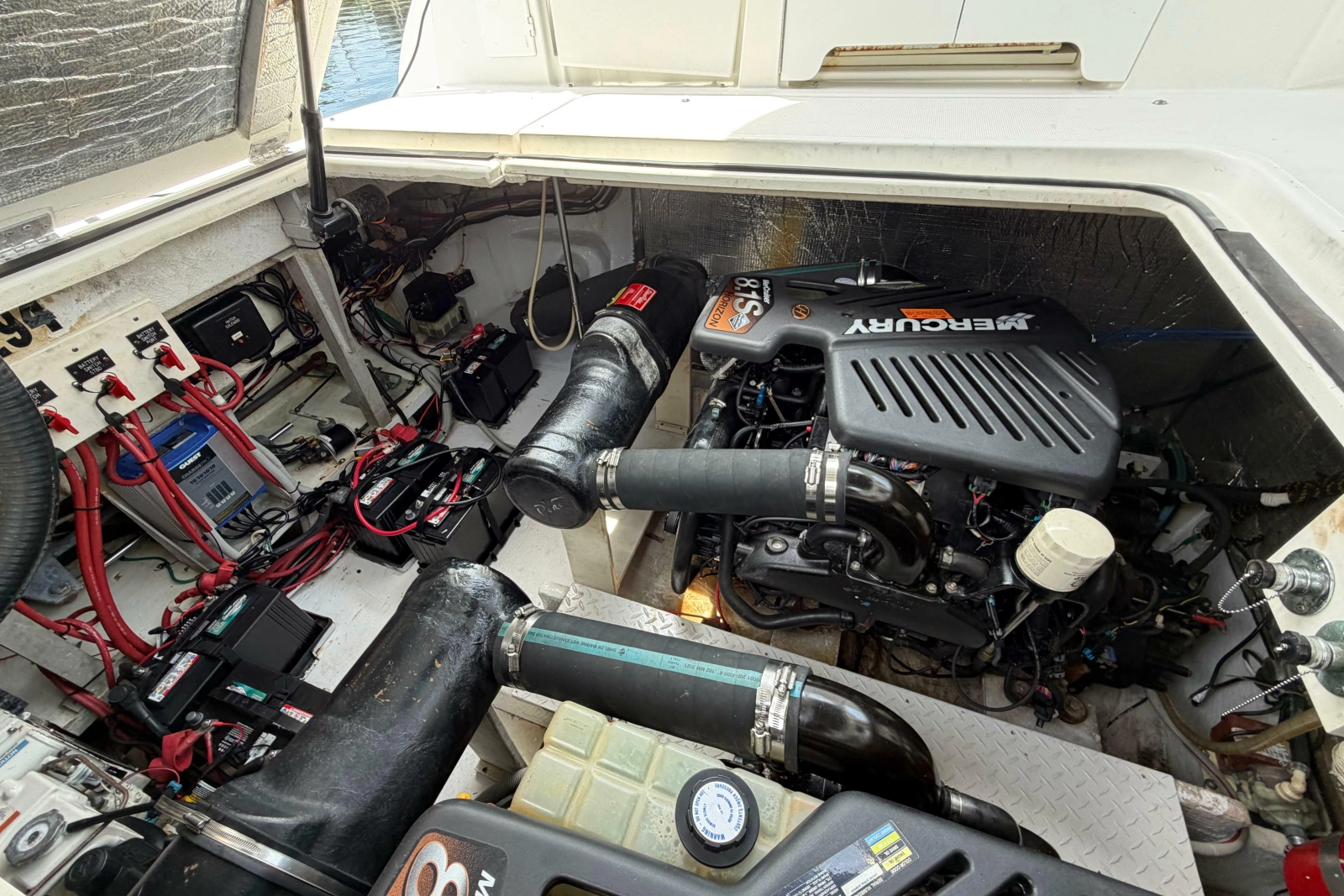 2001 Cruisers Yachts 3672 Express