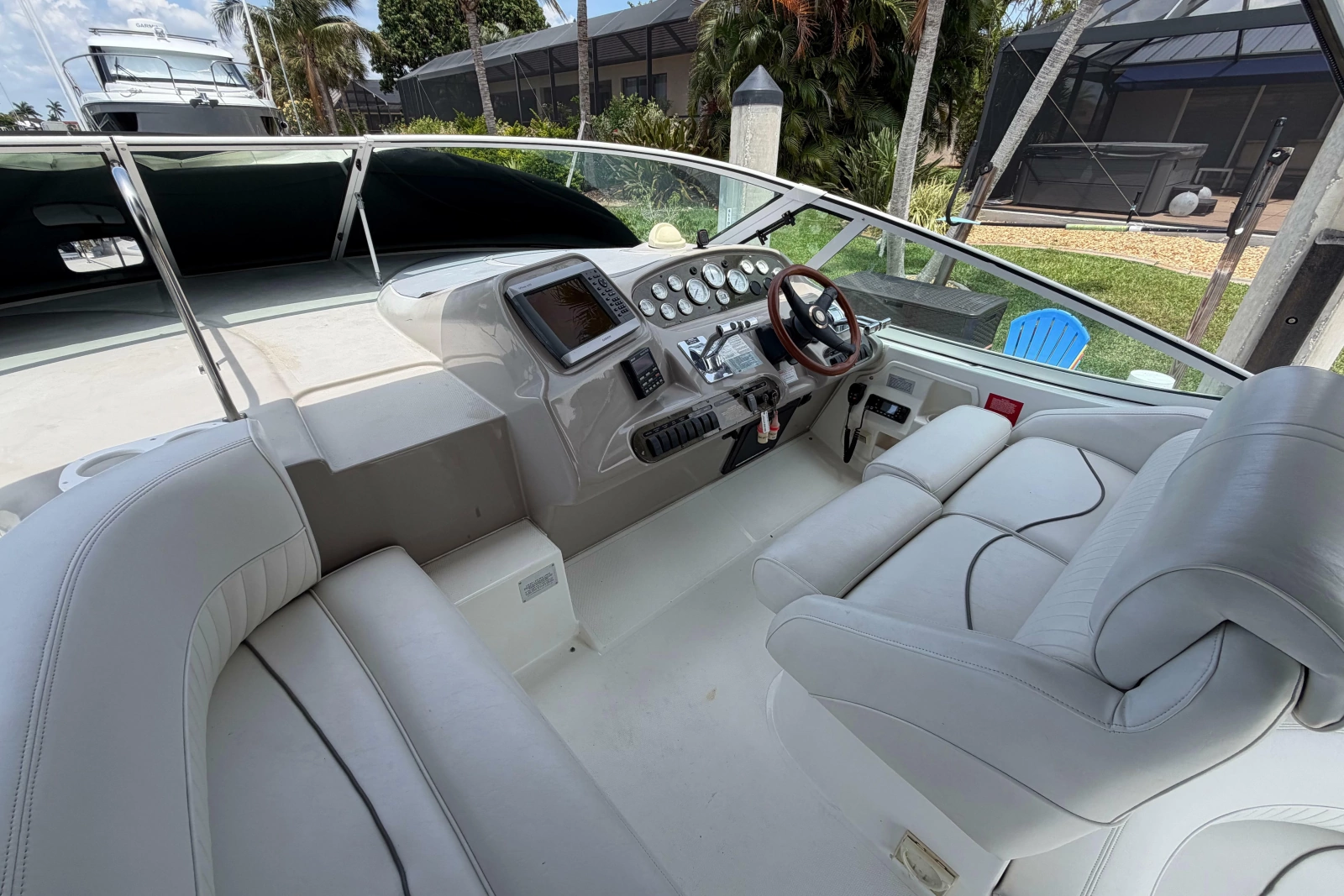 2001 Cruisers Yachts 3672 Express
