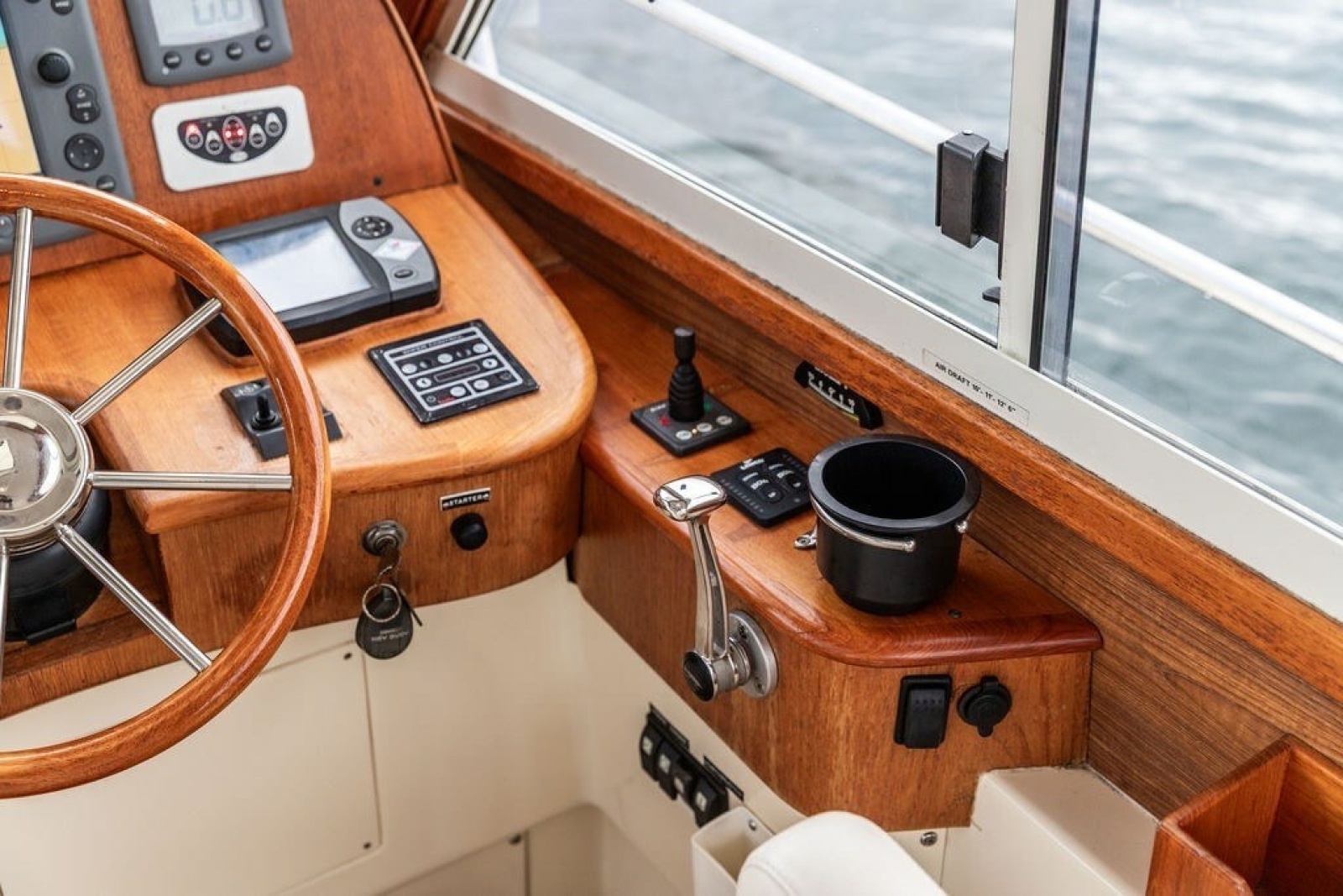 2007 Legacy Yachts 32