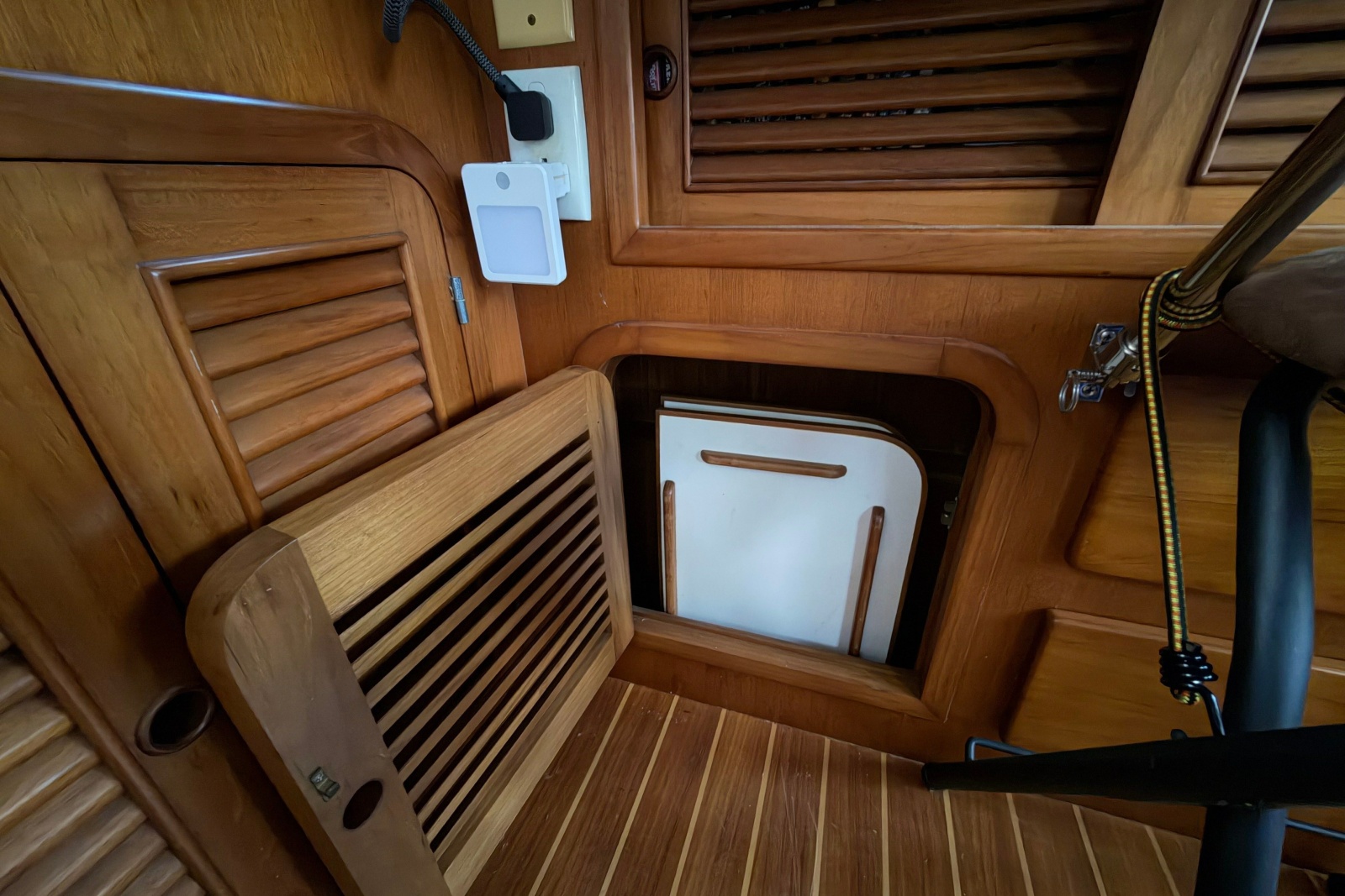 1998 Heritage East 36 Sundeck Trawler