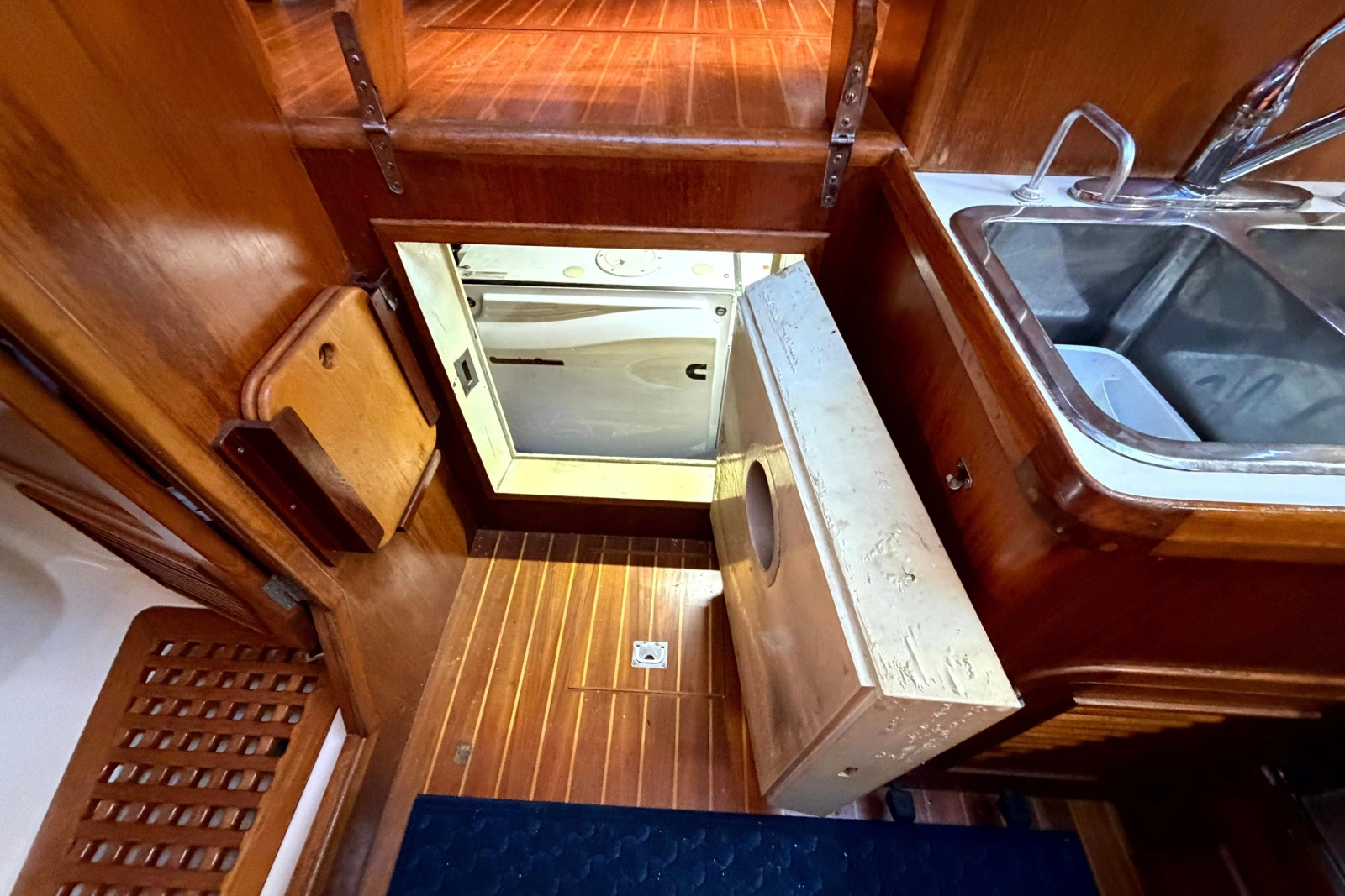 1998 Heritage East 36 Sundeck Trawler