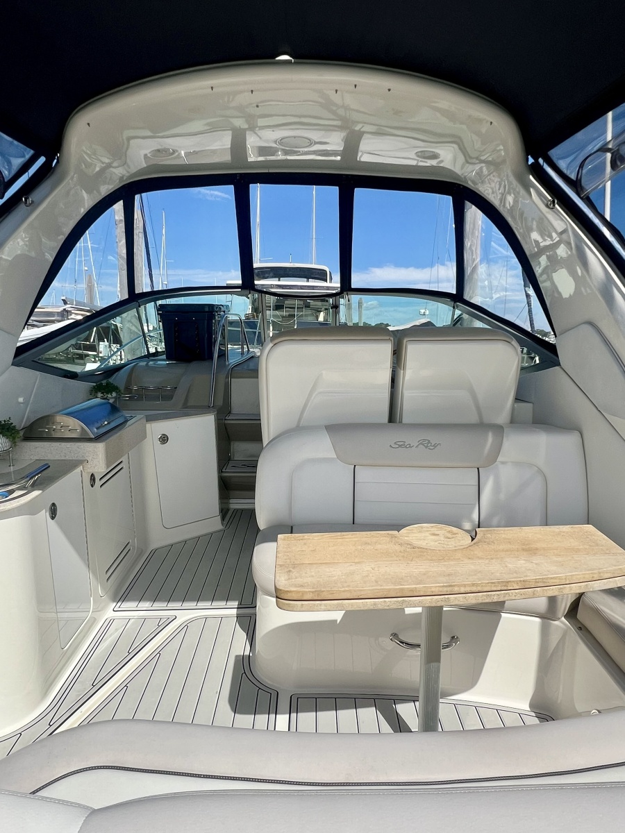 2010 Sea Ray 33 Sundancer