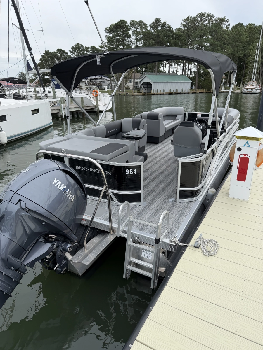 23ft Bennington Yacht For Sale