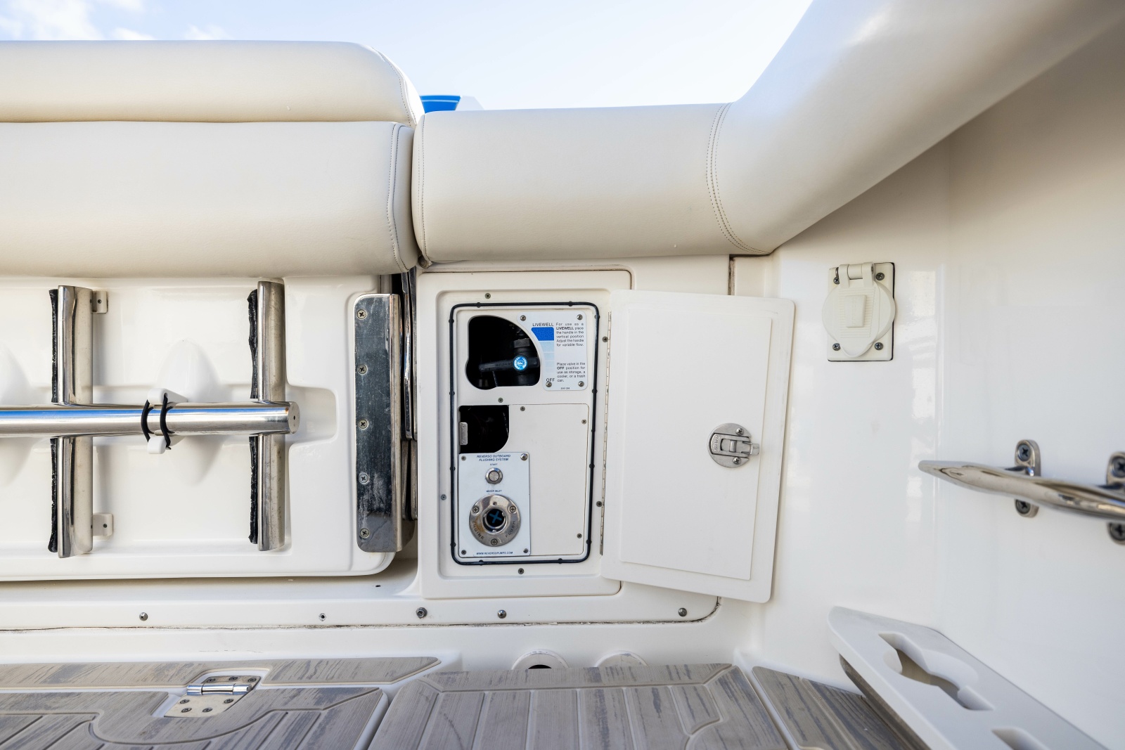 2017 Boston Whaler 370 Outrage