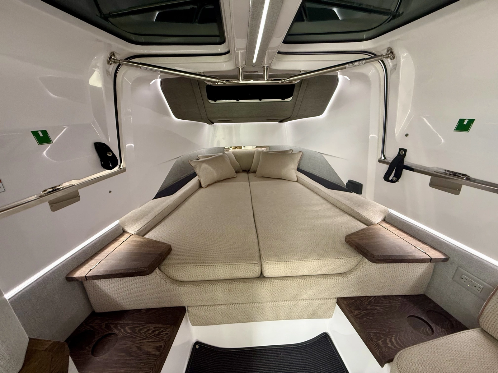 2021 Axopar 37 XC Cross Cabin
